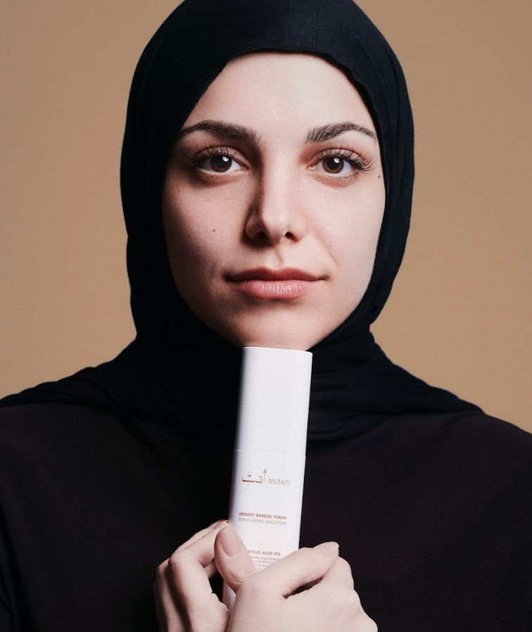 Women holding Antati Desert Breeze Toner