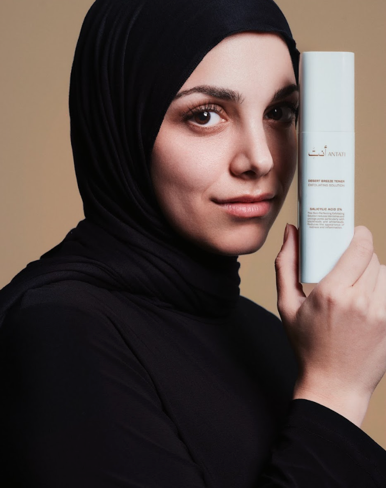 Women holding Antati Desert Breeze Toner 